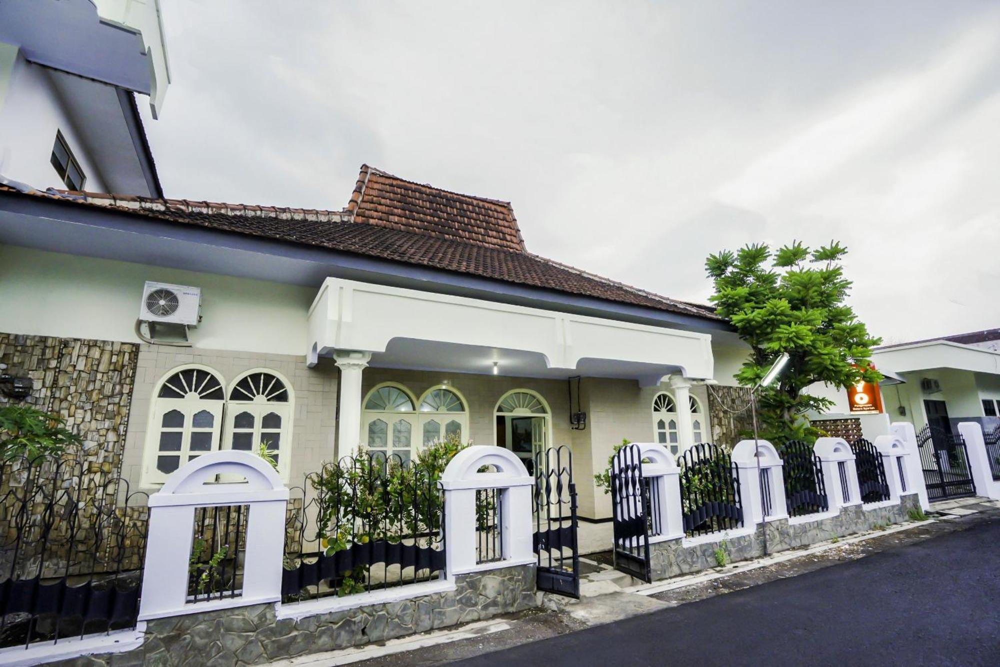 Oyo 2004 Penginapan Bidara Syariah Probolinggo Exterior photo